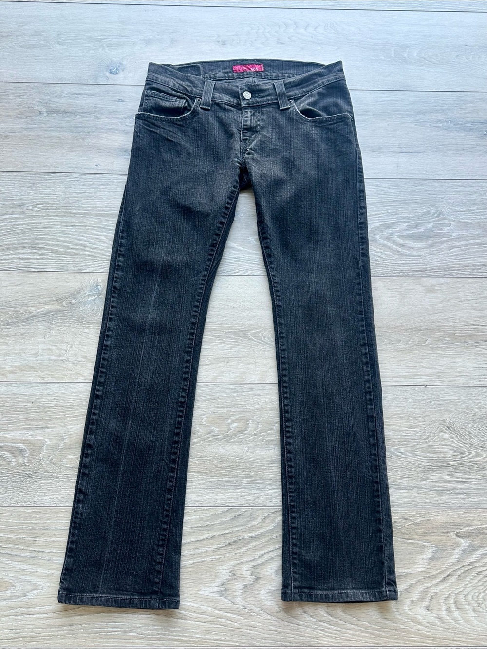 Levi’s Tilted 504 dark wash jeans in excellent pre-owned condition.